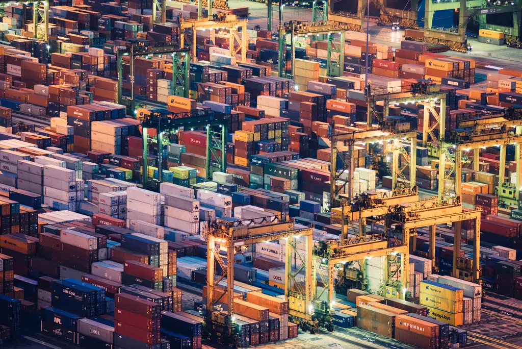 Terminal logistyczny z kontenerami i urządzeniami przeładunkowymi widziany z góry